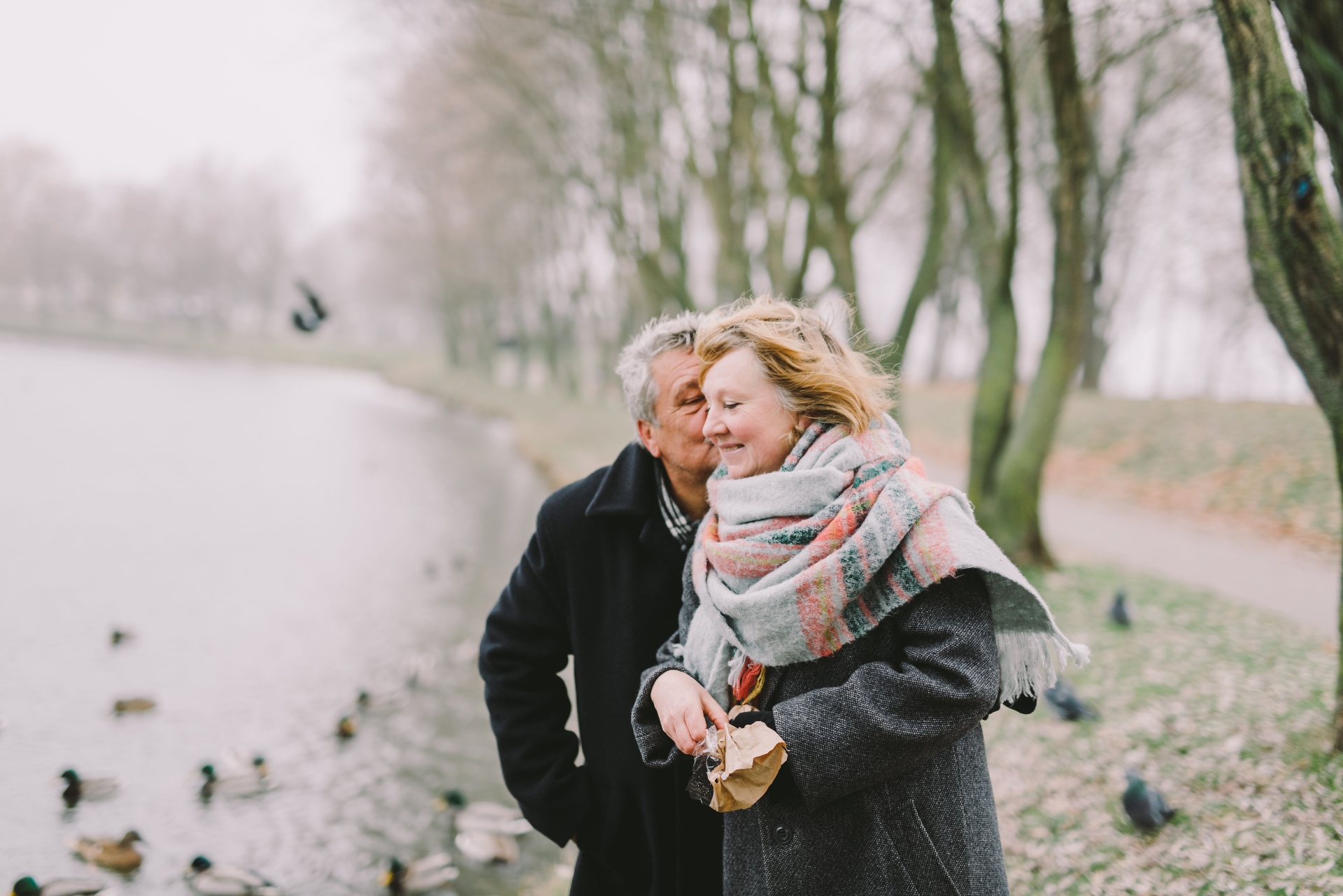 Stel dat samen buiten wandelt en geniet van een warm moment van verbinding