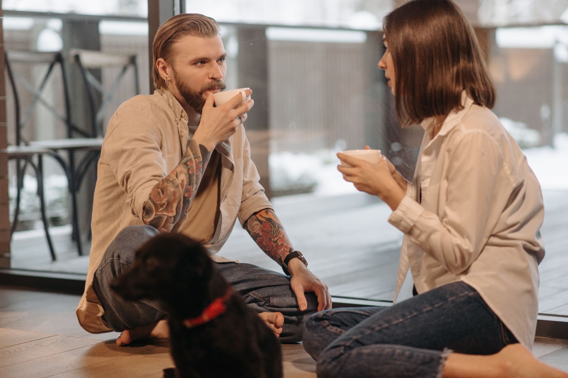Stel dat samen praat tijdens koffie met hun hond erbij